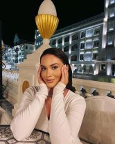 Reacția lui Betty Salam după ce a fost acuzată că și-a lăsat fiul în grija tatălui: „Decizia îi aparține copilului”. Artista are 25 de ani