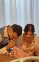 Denisa și Iancu Sterp, ținta comentariilor răutăcioase după ce și-au binecuvântat copilul în altă religie și nu l-au mai botezat creștinește. "Copilul ăsta e păgân". Denisa Sterp a încercat să explice decizia