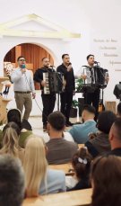 Denisa și Iancu Sterp, ținta comentariilor răutăcioase după ce și-au binecuvântat copilul în altă religie și nu l-au mai botezat creștinește. "Copilul ăsta e păgân". Mulți i-au criticat pentru că au făcut petrecere în post