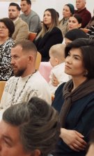 Denisa și Iancu Sterp, ținta comentariilor răutăcioase după ce și-au binecuvântat copilul în altă religie și nu l-au mai botezat creștinește. "Copilul ăsta e păgân". Toată familia Sterp a fost alături de ei