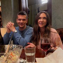 Adela Popescu revine la "prima ei iubire". Va fi colegă de platou cu Tudor Chirilă și Dragoș Bucur. Actrița are 39 de ani