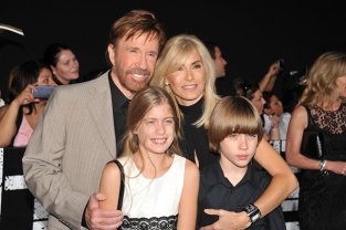 Ce se întâmplă cu averea lui Chuck Norris. Actorul avea 5 copii. A doua soție i-a dăruit gemeni