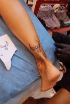 Anca Țurcașiu a ajuns ținta comentariilor negative după ce a decis să-și facă un nou tatuaj la 55 de ani. "Pici în grotesc". Și-a făcut o amintire pe piele în Thailanda