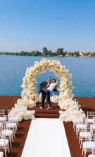E oficial! Dorian Popa se însoară. Ce decor a dorit aleasa lui pentru ziua cea mare. Nunta lor va fi înfrumusețată de 25 de mii de trandafiri albi