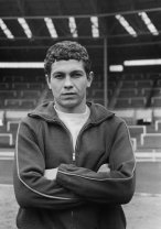 Povestea uluitoare de viață a lui Mircea Lucescu. A fost copilul care nu a mai vrut să sufere de foame și a ajuns unul dintre cei mai mari antrenori de fotbal din lume. A avut o copilărie grea