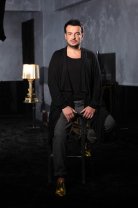 Cum trăiește mama lui Răzvan Ciobanu, la 7 ani de la decesul designerului. Duce mai departe o afacere începută alături de el: „Camerele au rămas așa cum le-a amenajat el”. Designerul a murit în aprilie 2019