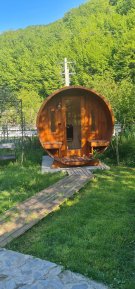 Cum trăiește mama lui Răzvan Ciobanu, la 7 ani de la decesul designerului. Duce mai departe o afacere începută alături de el: „Camerele au rămas așa cum le-a amenajat el”. Femeia așteaptă turiști de 1 mai