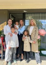 Claudia Puican și-a deschis salon de înfrumusețare. De unde vine numele pe care l-a ales să-i reprezinte noua afacere. Sora ei a fost alături de ea la deschidere