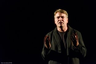 Imaginile durerii de la priveghiul lui Ioan Isaiu. Actorul a fost depus la Teatrul Național din Cluj și oamenii deja au venit pentru un ultim omagiu. S-a stins la 56 de ani