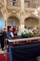 Imaginile durerii de la priveghiul lui Ioan Isaiu. Actorul a fost depus la Teatrul Național din Cluj și oamenii deja au venit pentru un ultim omagiu. A murit în urma unui infarct
