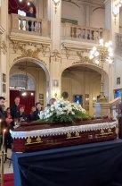 Imaginile durerii de la priveghiul lui Ioan Isaiu. Actorul a fost depus la Teatrul Național din Cluj și oamenii deja au venit pentru un ultim omagiu. Sala a răsunat de aplauze