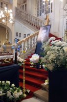 Imaginile durerii de la priveghiul lui Ioan Isaiu. Actorul a fost depus la Teatrul Național din Cluj și oamenii deja au venit pentru un ultim omagiu. Colegii sunt șocați de plecarea lui fulgerătoare