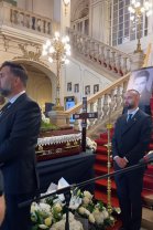 Imaginile durerii de la priveghiul lui Ioan Isaiu. Actorul a fost depus la Teatrul Național din Cluj și oamenii deja au venit pentru un ultim omagiu. În sală au fost puse fotografii cu el