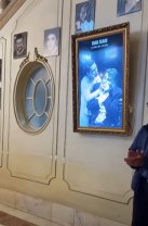Imaginile durerii de la priveghiul lui Ioan Isaiu. Actorul a fost depus la Teatrul Național din Cluj și oamenii deja au venit pentru un ultim omagiu. Înmormântarea va avea loc pe 13 mai