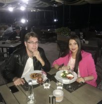 Medana Oprea, printre puținele vedete care i-au adus un ultim omagiu lui Ioan Isaiu. "Sunt oameni care trec prin lume… și oameni care rămân în suflete". Erau prieteni de mulți ani