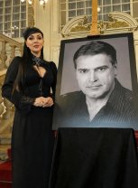 Medana Oprea, printre puținele vedete care i-au adus un ultim omagiu lui Ioan Isaiu. "Sunt oameni care trec prin lume… și oameni care rămân în suflete". A stat la căpătâiul lui alături de mama și de surorile sale