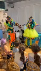 Lavinia Pîrva a făcut public pentru prima dată chipul lui Alexandru, cu ocazia aniversării de 7 ani. Cât de mult seamănă cu Ștefan Bănică. Copiii prezenți la petrecere s-au bucurat de experimente