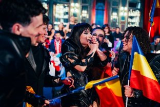 Alexandra Căpitănescu a fost așteptată de sute de români la aeroport, la întoarcerea în țară. Ce mesaj a transmis după ce a ocupat locul 3 la Eurovision 2026, la Viena