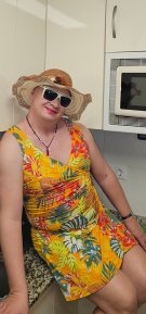 Cristi din Banat, apariție total neașteptată în rochie scurtă și pălărie la biserică. „M-au lăsat în pace să aprind câteva lumânări”. Nu mai activează în muzică