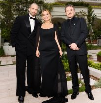 Andreea Esca, apariție de cinci stele pe covorul roșu de la Cannes 2026. A apărut la brațul lui Sebastian Stan și al lui Cristian Mungiu. A atras toate privirile prin eleganță