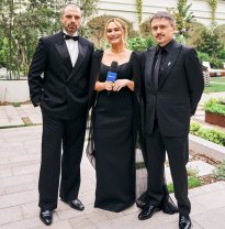 Andreea Esca, apariție de cinci stele pe covorul roșu de la Cannes 2026. A apărut la brațul lui Sebastian Stan și al lui Cristian Mungiu. A fost prezentă la premiera filmului „Fjord”