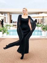 Andreea Esca, apariție de cinci stele pe covorul roșu de la Cannes 2026. A apărut la brațul lui Sebastian Stan și al lui Cristian Mungiu. A arătat impecabil
