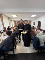 Familia Lucescu a făcut pomană la un centru social din Teleorman. „Răzvan Lucescu a servit personal copiii și bătrânii”