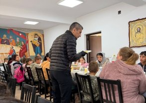 Familia Lucescu a făcut pomană la un centru social din Teleorman. „Răzvan Lucescu a servit personal copiii” din Lada, Teleorman