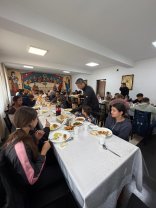 Familia Lucescu a făcut pomană la un centru social din Teleorman. „Răzvan Lucescu a servit personal copiii”. Preotul l-a felicitat public pe Răzvan Lucescu
