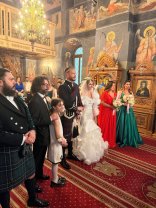 Nuntă cu ștaif la palat! Marius Moga și Bianca Lăpuște, nași de cununie pentru Răzvan Vasile și Baronessa de Brattleby Nicoleta Scarlat. Moga și soția sa au atras toate privirile