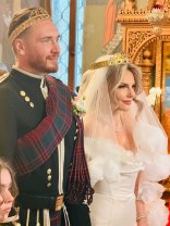 Nuntă cu ștaif la palat! Marius Moga și Bianca Lăpuște, nași de cununie pentru Răzvan Vasile și Baronessa de Brattleby Nicoleta Scarlat. Rochia miresei a avut 355 de trandafiri aplicați manual