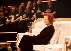 Imaginile durerii de la funeraliile Sandei Țăranu. „Vocea televiziunii române” a fost înmormântată alături de marea ei dragoste, tenorul Nicolae Țăranu. Fosta crainică s-a stins din viață la 87 de ani