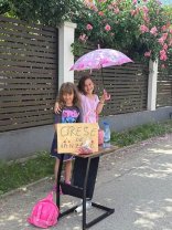 Fiica Elenei Udrea face primii bani cinstiți la numai 7 ani: „Prima afacere a Evei”. A vândut cireșe cu o prietenă