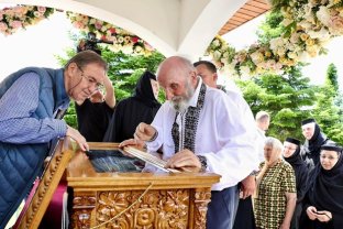 Tatăl Sfintei Elisabeta de la Pasărea a avut ocazia să se închine la moaștele fiicei sale. Aceasta a fost recent canonizată. Este prăznuită pe 5 iunie