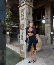 Pantaloni capri + top scurt + blazer + sandale cu toc all black