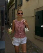 Bluză cu decolteu rotund + pantaloni scurți + geantă + flip-flops