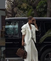 Un costum cu linii moderne + geantă în tonuri de cappuccino + accesorii glam