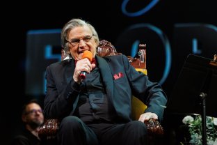 Florin Piersic, din nou pe scenă la 90 de ani! A fost primit în ropote de aplauze la Teatrul Național Mihai Eminescu din Timișoara. Actorul a transmis un mesaj pe Facebook după eveniment