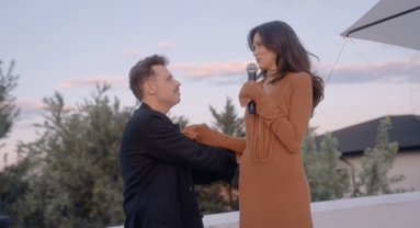 După 11 ani de iubire, a spus „DA”! Bogdan Medvedi a cerut-o în căsătorie pe Oana Zara chiar de ziua ei. Invitații nu și-au putut stăpâni lacrimile