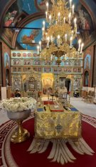 Laurentiu Reghecampf și Corina Caciuc și-au botezat fiul cel mic. Landon Abram are deja doi ani. Biserica a fost decorată cu flori albe