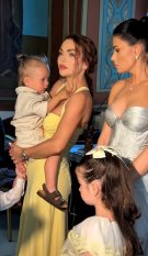 Laurentiu Reghecampf și Corina Caciuc și-au botezat fiul cel mic. Landon Abram are deja doi ani. Corina Caciuc a avut o rochie galbenă la biserică
