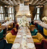 Laurentiu Reghecampf și Corina Caciuc și-au botezat fiul cel mic. Landon Abram are deja doi ani. Restaurantul a avut un decor elegant