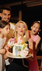 Andreea Bălan sfidează timpul la 42 de ani! Artista a atras toate privirile la petrecerea aniversară. Victor Cornea i-a adus tortul