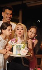 Andreea Bălan sfidează timpul la 42 de ani! Artista a atras toate privirile la petrecerea aniversară. A suflat în lumânări alături de fiicele ei