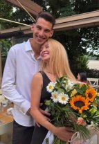 Andreea Bălan sfidează timpul la 42 de ani! Artista a atras toate privirile la petrecerea aniversară. Soțul i-a dăruit un superb buchet de flori