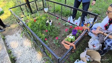 Cum arată mormântul Ioanei Popescu la 9 luni de la moartea ei. Cine a împărțit pachete în memoria ei. Jurnalista s-a stins în septembrie 2025
