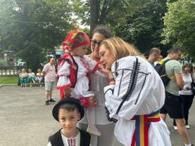 Elena Lasconi a sărbătorit, cu mic, cu mare, Ziua Universală a Iei în Câmpulung Muscel. Ce mesaj emoționant a transmis. Pe 24 iunie a fost în mijlocul locuitorilor