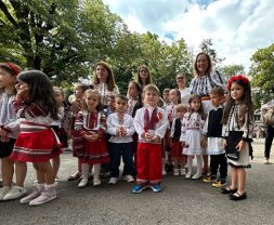 Elena Lasconi a sărbătorit, cu mic, cu mare, Ziua Universală a Iei în Câmpulung Muscel. Ce mesaj emoționant a transmis. A fost înconjurată de copii