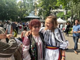 Elena Lasconi a sărbătorit, cu mic, cu mare, Ziua Universală a Iei în Câmpulung Muscel. Ce mesaj emoționant a transmis. A stat printre oameni