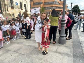 Elena Lasconi a sărbătorit, cu mic, cu mare, Ziua Universală a Iei în Câmpulung Muscel. Ce mesaj emoționant a transmis. A făcut poze cu oameni de toate vârstele